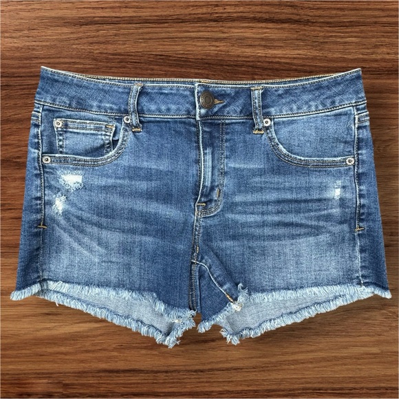 American Eagle Super Stretch X Shortie Low Rise Medium Wash Shorts Size 10 - Picture 1 of 5
